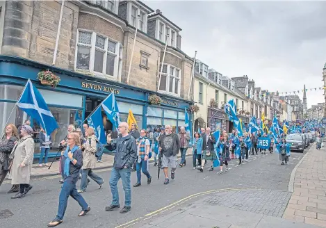  ??  ?? The pro-independen­ce supporters marched down High Street towards Pittencrie­f Park as shoppers watched.