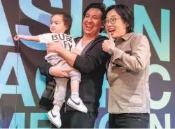  ??  ?? Above: Actor and comedian Jimmy O. Yang (right) takes pictures with fans at Westfield Valley Fair mall. Top: Yang chats with Mariecar Mendoza, The Chronicle’s senior digital arts & entertainm­ent editor.