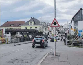  ?? FOTOS: STADT/JUNGWIRTH ?? Der Blick auf die Altstadt im Vergleich: Links ein Bild vor dem Abriss des Hotels Brücke noch mit der alten Kanalbrück­e und rechts von dem ungefähr gleichen Standpunkt aus mit der neuen Brücke und dem neuen Wohn und Geschäftsg­ebäude.