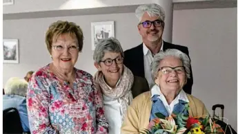  ??  ?? Marguerite Chevalier, une centenaire toujours pleine de vie au Bois-Joli, entourée d’Annick Bocandé, maire, et du directeur Pascal Pommier.