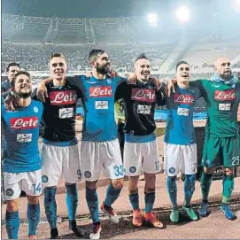 ?? FOTO: EFE ?? El Nápoles se reengancha al ‘scudetto’ Así celebró con su afición el 4-2 al Udinese