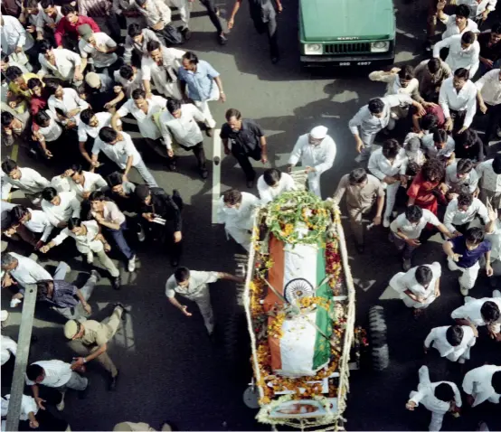  ??  ?? Funéraille­s de Rajiv Ghandi, le 24 mai 1991 ; l’ancien Premier ministre indien a été assassiné trois jours plus tôt par une militante tamoule.