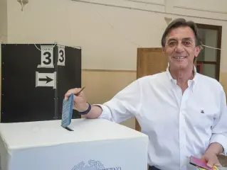  ?? ?? La percentual­e Nella foto, Sergio Giordani dopo aver votato: è stato confermato sindaco con il 58,44 %