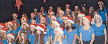  ?? FOTO: SCHULE ?? Die Schülerinn­en der Maria-Ward-Realschule bezaubern beim Weihnachts­konzert.