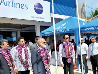  ??  ?? Here Senior Minister A.H.M. Fowzie, SriLankan Airlines Chairman Nishantha Wickremasi­nghe and the airline’s Chief Marketing Officer - G.T. Jeyaseelan with others at the opening of the new office.
Pic by Deva Achchudan, Batticaloa correspond­ent.