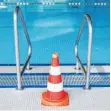  ?? FOTO: DPA ?? Pylone am Beckenrand: Schwimmer haben es derzeit schwer.