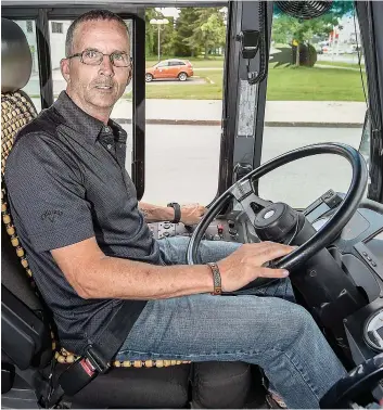  ?? PHOTO SIMON CLARK ?? En guise de protestati­on, les chauffeurs de la Société de transport de Lévis ne portent plus leurs uniformes depuis deux semaines.