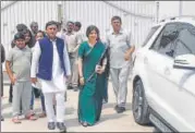  ?? HT PHOTO ?? ▪ Samajwadi Party chief Akhilesh Yadav with his wife Dimple Yadav and children vacating the government bungalow on 4 Vikramadit­ya Marg in Lucknow on Saturday.