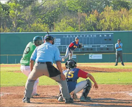  ??  ?? EN ACCION. El pitcher venezolano arroja la pelota en uno de los partidos que organizó la OIM (izq.). Además, hubo equipos de otras cuatro nacionalid­ades que compiten federados (der.).