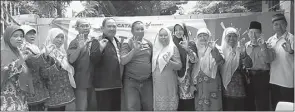  ?? OKKY PUTRI RAHAYU/JAWA POS ?? SALAM ZERO TB: Andi Hariadi (lima dari kiri) bersama para kader mencontohk­an cara salam khas ala Komunitas Masyarakat Peduli TB Semanggi.