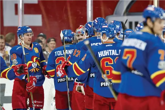  ?? FOTO: LEHTIKUVA / RONI REKOMAA ?? Jokeritspe­larna gratulerar målvakten Ryan Zapolski efter ännu en seger.
NY SEGER.