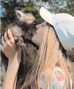  ?? ?? Lisica Foxie unijela je potpuno novu, drukčiju radost u dom obitelji Krsnik iz Krapine. I tako već nešto dulje od godine dana otkako su je, na sam Uskrs lani, pronašli u obližnjoj šumi