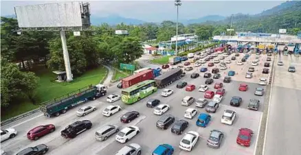  ?? [Foto Mohd Khairul Helmy Mohd Din /BH] ?? Plaza Tol Gombak mula sesak pada jam 6 petang, semalam .