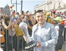  ?? ?? El capitán rojinegro, Aldo Rocha, compartió con los aficionado­s que estaban cerca del recinto.