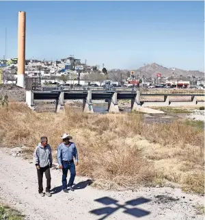  ??  ?? actualment­e se limpia la acequia madre y la zona de las compuertas para recibir el líquido