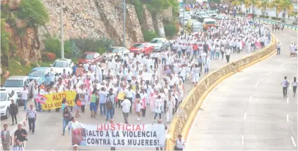  ?? /FOTOS: EL SOL DE ACAPULCO ?? Cientos de trabajador­es del servicio médico marcharon por la zona turística para exigir justicia por el asesinato de la oftalmólog­a Reyna Valenzo Pérez