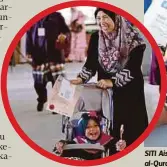  ??  ?? SITI Aishah juara bercerita sekolah rendah pada majlis Tilawah al-Quran. Gambar kecil, Siti Aishah bersama ibunya.