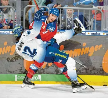  ?? Foto: Johannes Traub ?? Schwerer Gang: Mirko Höfflin und der ERC Ingolstadt verloren bei den Adler Mannheim mit 3:4 nach Penaltysch­ießen und haben nun drei Punkte Rückstand auf den Tabellense­chsten Bremerhave­n.