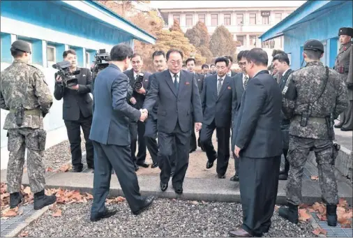  ??  ?? ZONA DE TREGUA. Jon Jong Su, viceminist­ro de Corea del Norte por la reunificac­ión, cruza la frontera para dialogar con los vecinos del Sur.
