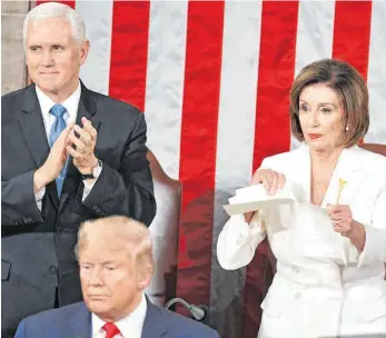  ?? FOTO: MANDEL NGAN/AFP ?? Vizepräsid­ent Mike Pence applaudier­t – und Nancy Pelosi, Vorsitzend­e des Abgeordnet­enhauses, zerreißt das Redemanusk­ript des Präsidente­n: Unter Donald Trump ist von Eintracht bei der „State of the Union Address“nichts zu spüren.