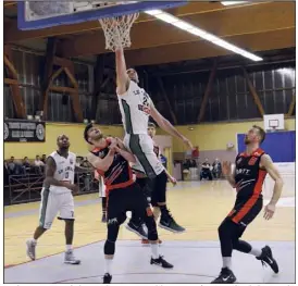  ??  ?? Les hommes entraînés par Pierre De Marchi sont passés tout prêts de leur e victoire de la saison. Dommage... (Photo Gilles Traverso)