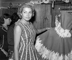  ??  ?? Nilla Pizzi nell’atelier di Pistoia nel 1959, a destra una modella al Piazzale