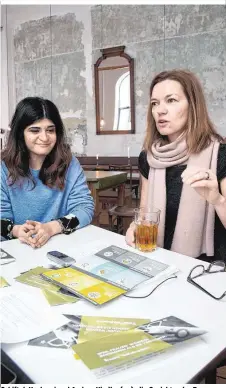  ??  ?? Schifteh Hashemi und Andrea Hladky (re.), die Gesichter der Bewegung