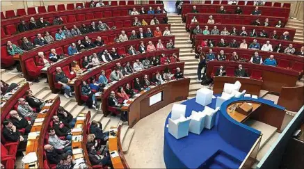  ??  ?? Les membres de la Convention citoyenne pour le climat réunis en hémicycle, en février 2020.