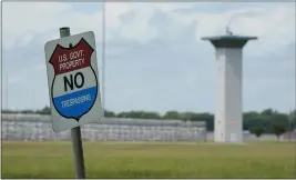  ?? MICHAEL CONROY — THE ASSOCIATED PRESS FILE ?? A “no trespassin­g,” sign is displayed outside the prison complex in Terre Haute, Ind.