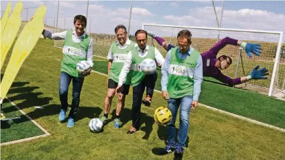  ?? NGZ-FOTO: WOI ?? August Pollen (l.) und Johannes Janz (r.) haben die Idee zur FunFußball-Anlage entwickelt und eröffneten sie gestern mit Landrat HansJürgen Petrauschk­e und Bürgermeis­ter Reiner Breuer, der bei der Balljongla­ge ganz schön brasiliani­sch zaubert.