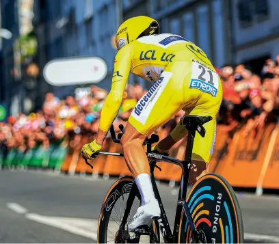  ??  ?? Alaphilipp­e storms to the TT victory in Pau, while wearing yellow