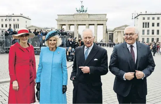  ?? MAURARS ?? Carlos III de Inglaterra y Camila, la reina consorte, junto a Walter Steinmeier y su esposa, Elke Buedenbend­er