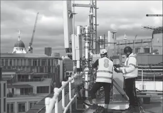  ?? BLOOMBERG ?? Engineers from wireless network provider EE check 5G masts and Huawei’s 5G equipment, which is undergoing trials in the City of London, UK, on March 15, 2019.