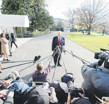  ?? Efe/ jim lo scalzo ?? El presidente de Estados Unidos, Donald Trump, anunció la designació­n de William Barr, a la izquierda, en una conferenci­a de prensa que ofreció ayer en las afueras de la Casa Blanca.