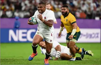  ??  ?? Kyle Sinckler s’en va inscrire le troisième essai du XV de la Rose, devant des Australien­s médusés et impuissant­s. (Photos AFP)