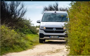  ??  ?? Le Transporte­r reste un van passe-partout, plutôt étroit (1,91 m) et finalement le plus court de son segment avec seulement 4,90 m de long dans cette version. N’hésitez pas à le muscler du TDI de 150 ch.