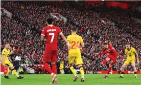  ?? Photograph: Robbie Jay Barratt/AMA/Getty Images ?? Alexis Mac Allister scores a thunderbol­t to restore Liverpool’s lead. Photograph: Robbie