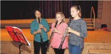  ?? FOTO: JUTTA FREUDIG ?? Den Banana Boat Song spielten Alisa Schweizer (Mitte) und Julia Volkmer (rechts) beim Schülerkon­zert der Musikschul­e Tuttlingen in der Donauhalle. Lehrerin Michaela David (links) begleitete die Beiden.