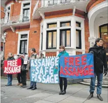  ?? NEIL HALL / EFE ?? Londres. Simpatizan­tes de Assange protestaro­n fuera de la Embajada.