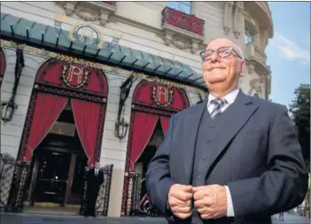  ?? Maître / C. RIBAS ?? de El Palace, Eduardo José Martí, ante la entrada de lo que fue el Ritz.