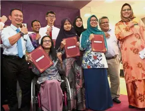  ??  ?? By REBECCA RAJAENDRAM, SANDHYA MENON, LEE CHONGHUI and ASHLEY TANG newsdesk@thestar.com.my Offer letter: Dr Maszlee and Higher Education director-general Datin Dr Siti Hamisah Tapsir (right) with some of the SPM school leavers in Putrajaya.