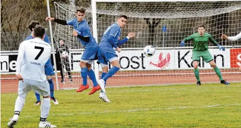  ?? Foto: Fred Schöllhorn ?? Lorenzo Gremes (links) nahm genau Maß. Sein Treffer bedeutete den 1:0 Sieg für den TSV Schwaben Augsburg.