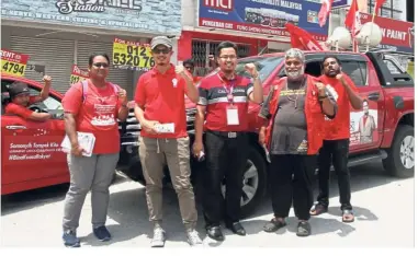  ??  ?? Painting the town red: Nik Aziz (centre) and Arutchelva­n (second from right) campaignin­g with other PSM members in Semenyih.