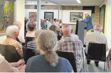  ?? FOTO: MANFRED BRUGGER ?? In der traditione­llen „Blauen Stunde“wird vor zahlreiche­n Gästen die Biografie „Wilhelm Hoffmann – Leben und Wirken“vorgestell­t.