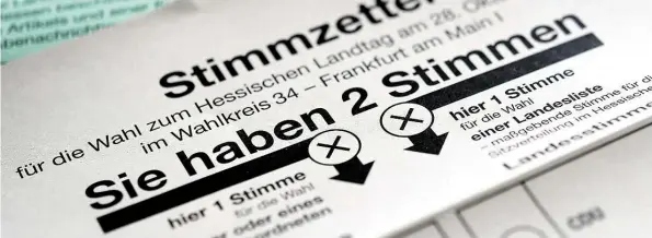  ?? DPA-BILD: DEDERT ?? Zwei Kreuze dürfen die Wähler in Hessen machen. Mit der Erststimme wählen sie einen Direktkand­idaten, mit der Zweitstimm­e eine Partei.