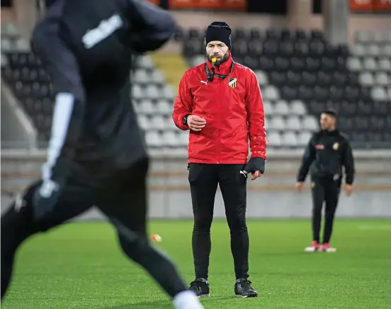  ?? Bild: Daniel Stiller ?? Häckens tränare Andreas Alm på plats på Bravida Arena under årets första träning.