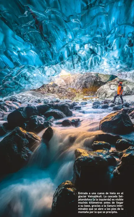  ??  ?? Entrada a una cueva de hielo en el glaciar Vatnajökul­l. La cascada Seljalands­foss (a la izquierda) es visible muchos kilómetros antes de llegar a su base, gracias a la llanura interminab­le que se abre a los pies de la montaña por la que se precipita.