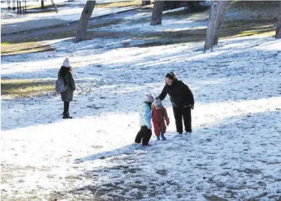  ?? LAURA TRIVES ?? Una familia jugando en los restos de nieve que quedaron ayer por la mañana en Zaragoza.