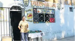  ??  ?? Félix Báez, a quien dicen El Puma, es un hormador que se estableció en un local de la colonia Emilio Carranza, el cual le heredó su suegro hace más de 20 años.