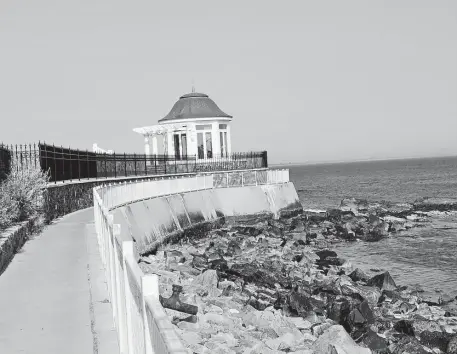  ?? Getty iMageS ?? SCENIC STROLL: The Cliff Walk offers stunning views of the sea as well as glimpses of Newport’s famed mansions.